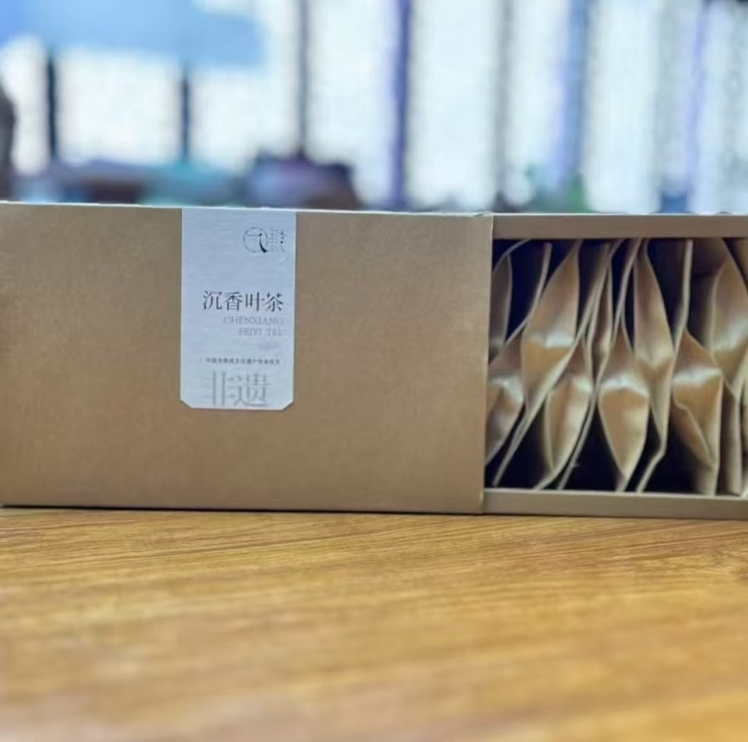 伍佰艺沉香叶茶礼盒实拍,牛皮纸盒装原叶袋泡