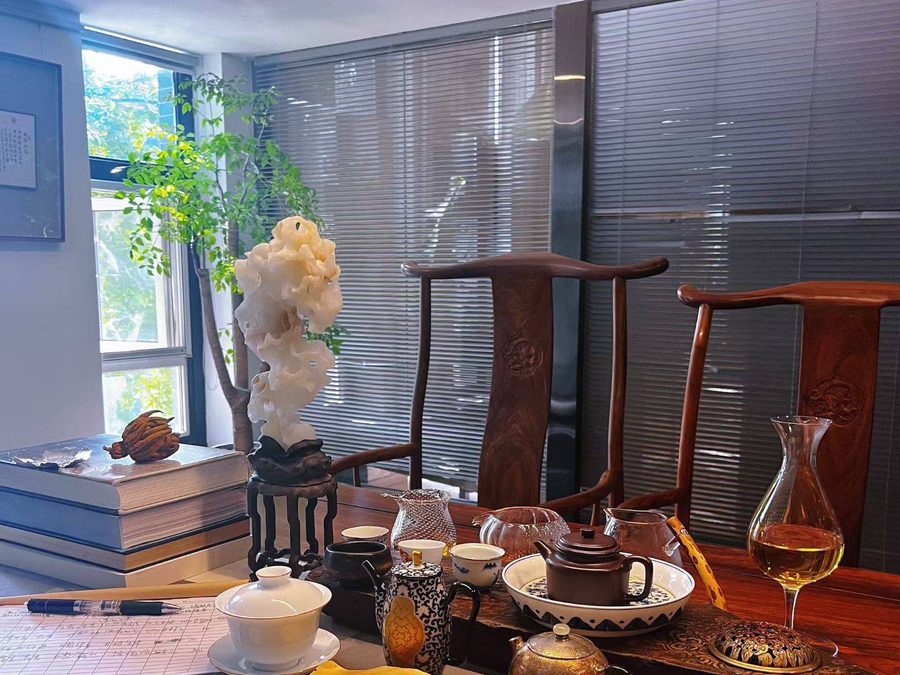 伍佰艺沉香北京宋庄店内茶席实景，沉香茶席与明式圈椅